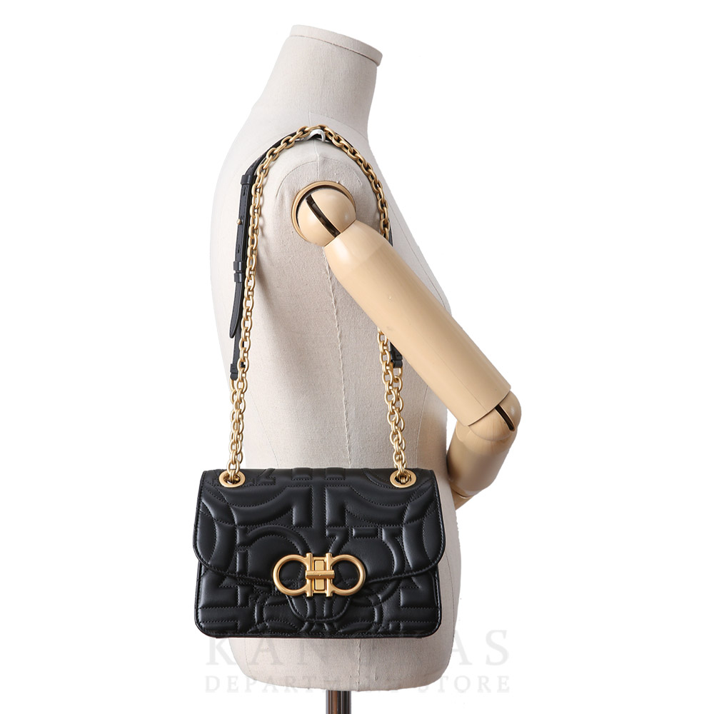 FERRAGAMO(USED)페레가모 21H153 간치니 퀼팅 플랩백